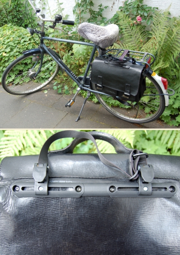 Alte Lederschultasche an Fahrrad montiert